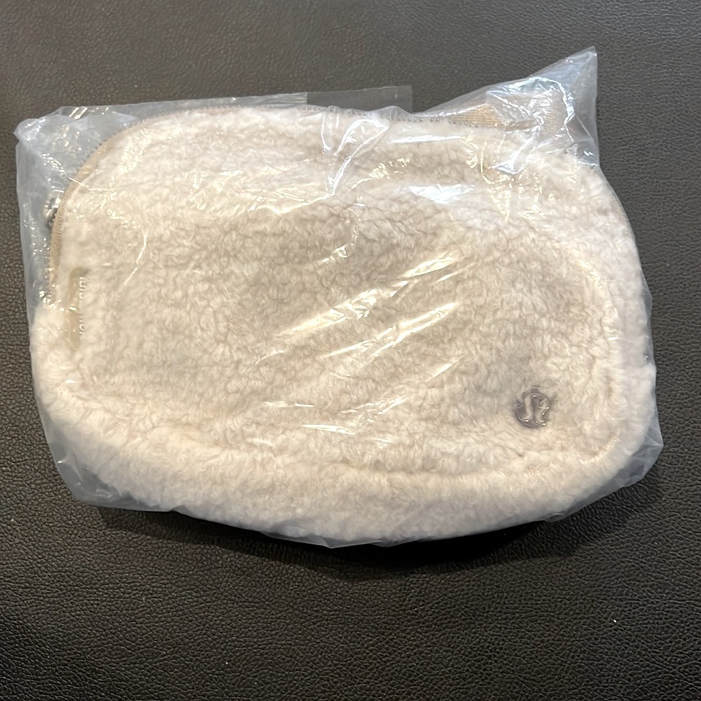 NWT Lululemon everywhere belt bag fleece in natural ivory/trench